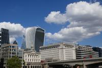 Blick auf Gebäude von Themse aus