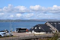1731 Mallaig, Blick zur Hebrideninsel Skye mit den Black und den Red Cullin Hills