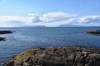1736 Mallaig, Blick zu den Hebrideninseln Eigg und Rum