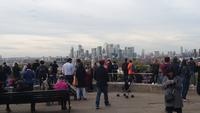 Viele Menschen sind fasziniert von der Aussicht auf der Höhe des Blackhead Hill in Greenwich