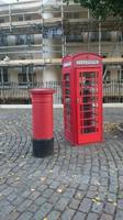 Briefkasten und Telefonzelle: typisch Englisch