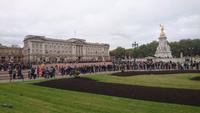 Touristen sammeln sich zur Wachablösung am Buckingham Palace