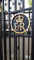 Monogramm der Königin am Towerzugang