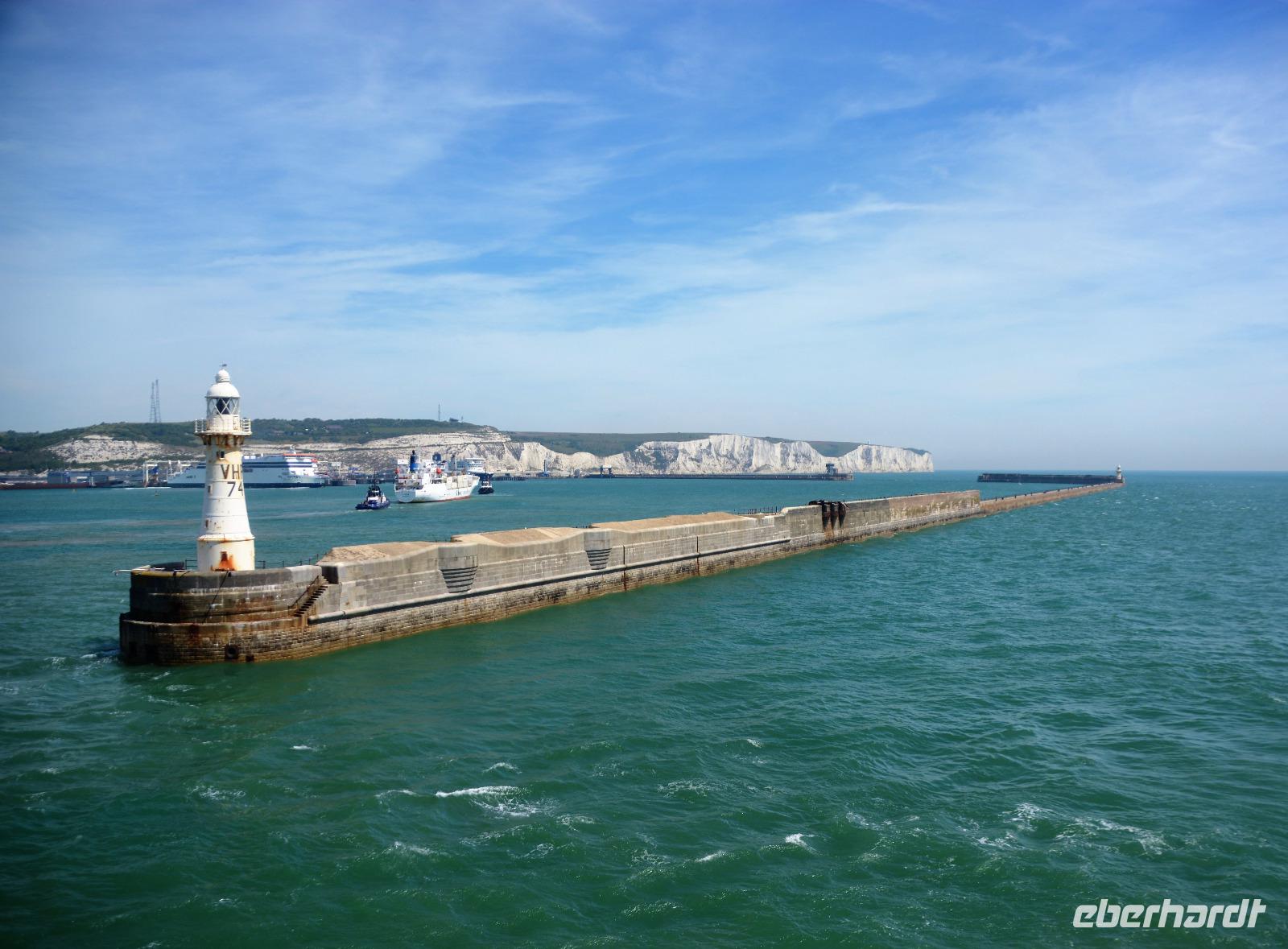 Blick auf die Klippen von der Hafeneinfahrt