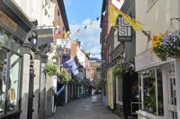 Einkaufsstraße am Morgen