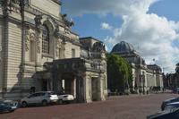Blick auf das Museum (hinten) und Rathauseingang