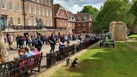 096 London, Tower, Besucher stehen für die Besichtigung der Kronjuwelen an