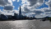 100 London, South Walk mit Shard und Kreuzer Belfast