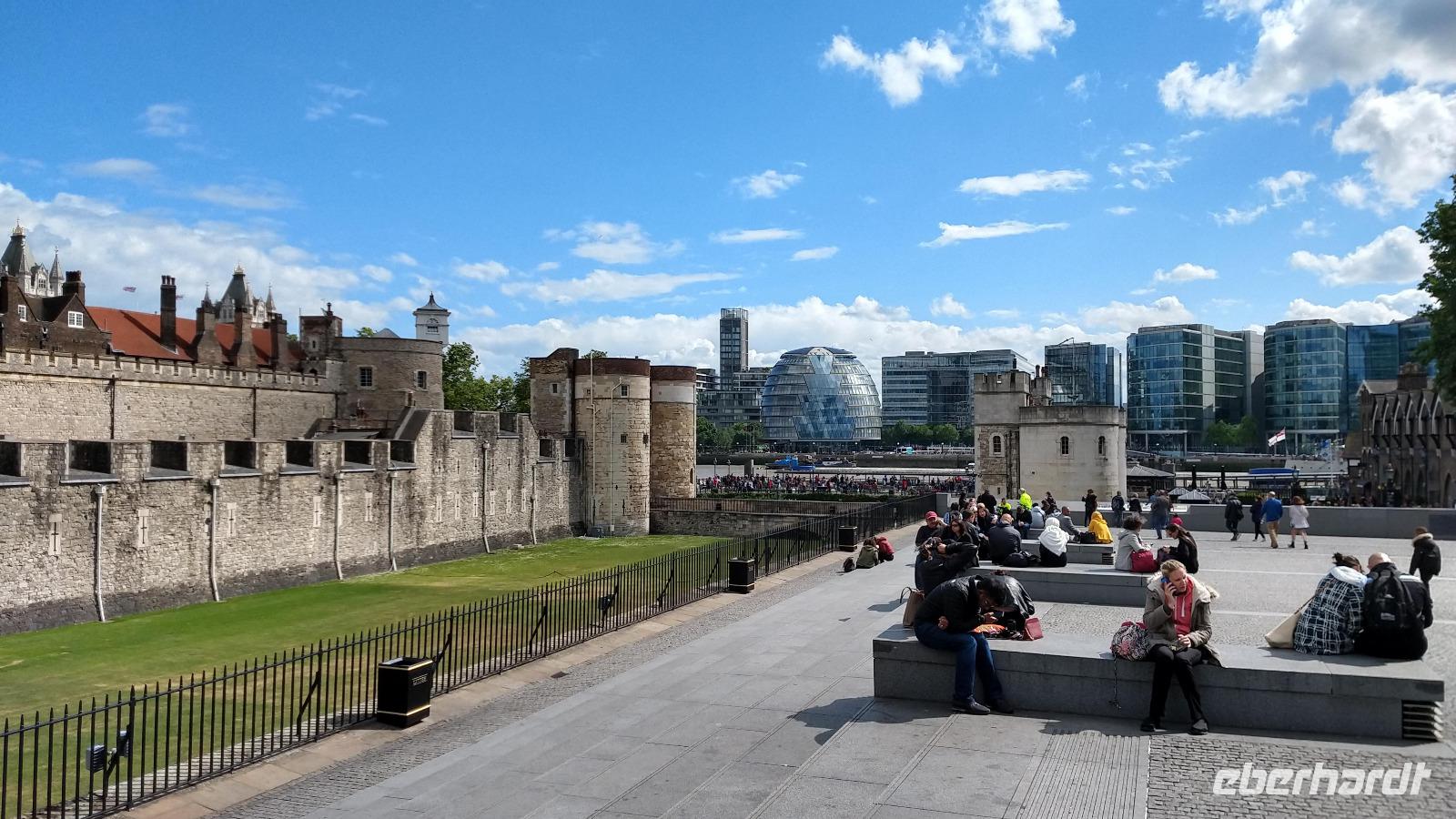 102 London. Blick zum Tower und Rathaus