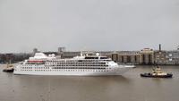112 London, Kreuzfahrtschiff auf der Themse