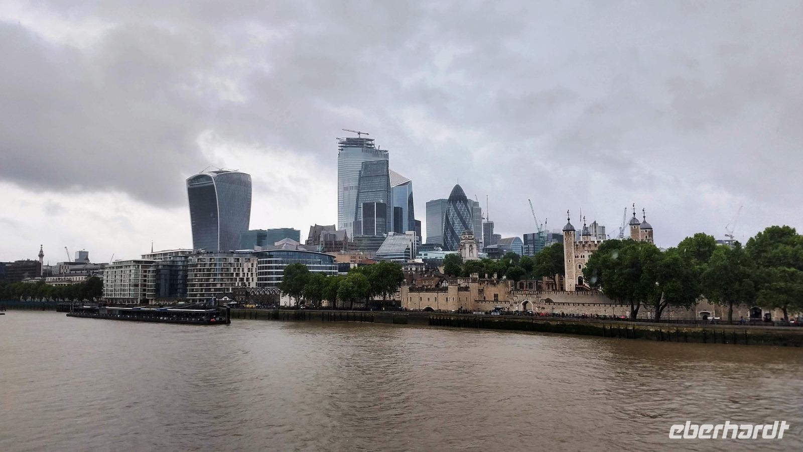 116 London, Blick von der Tower Bridge zur City of London und dem Tower
