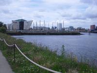Hafengelände in Belfast mit Titanic Belfast im Hintergrund