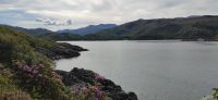 178 Prince Charlies Cairn mit Blick zum kleinen Eisenbahnviadukt am Loch Nan Uamh