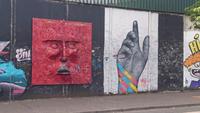 Das rote Gesicht an der Friedensmauer in Belfast