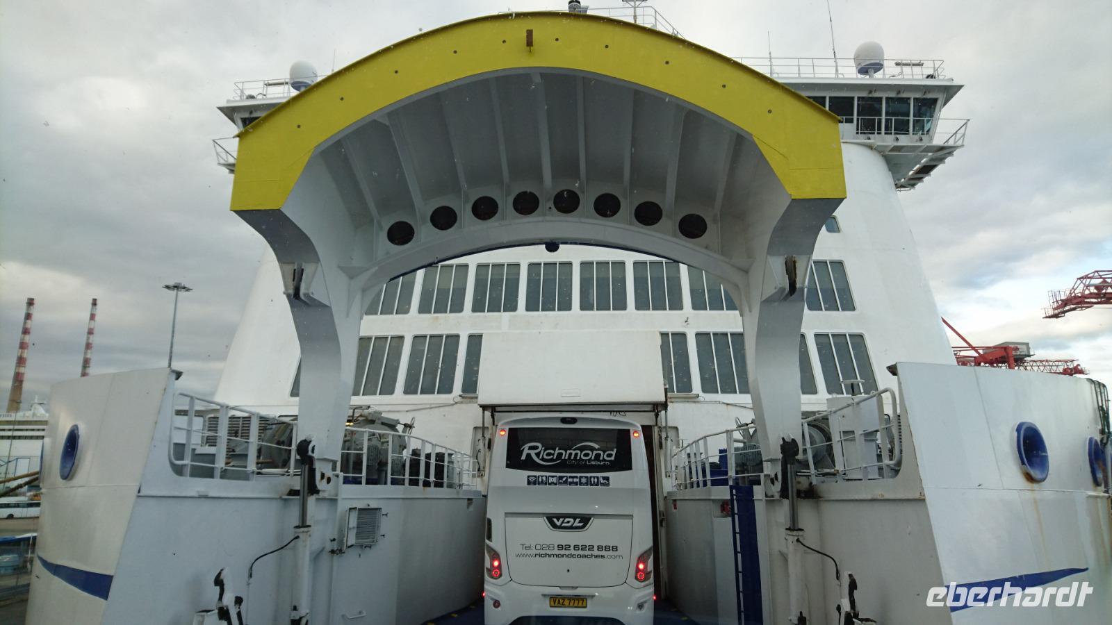 Fahrt auf die Fähre im Fährhafen Dublin