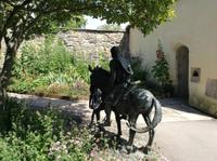 Junge auf dem Esel bei Glastonbury Abby