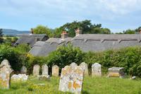 mit reetgedeckten Häusern