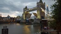 Tower Bridge  wird geöffnet