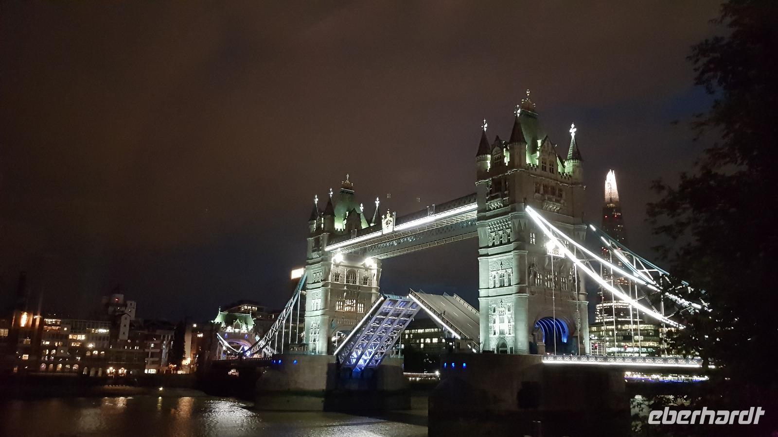 Tower Bridge  wird geöffnet