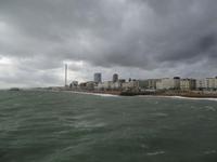 Blick vom Brighton Palace Pier auf die Stadt