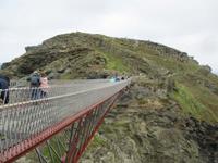Die neue Brücke verbindet Vor- und Kernburg von Tintagel