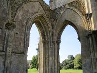 Normannische Zackenfriese in der Vierung von Glastonbury