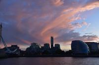 066 London, Towerbridge-Building und Rathaus am Abend