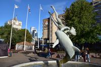 099 London,  Delphin-Brunnen