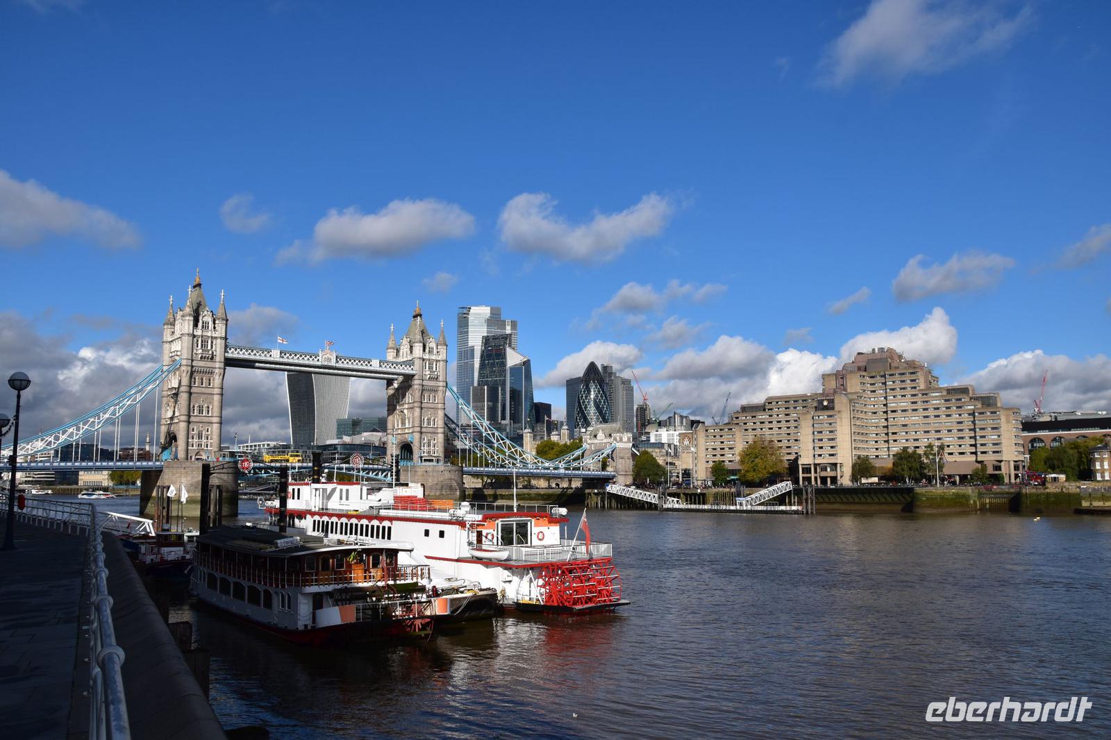 107 London, Tower Bridge mit Guoman Tower und City of London