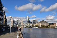 109 London, Tower Bridge mit Guoman Tower und City of London von Buttlers Warf Pier