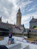 Stop in Westminster am Glockenturm des Parlamentsgebäudes