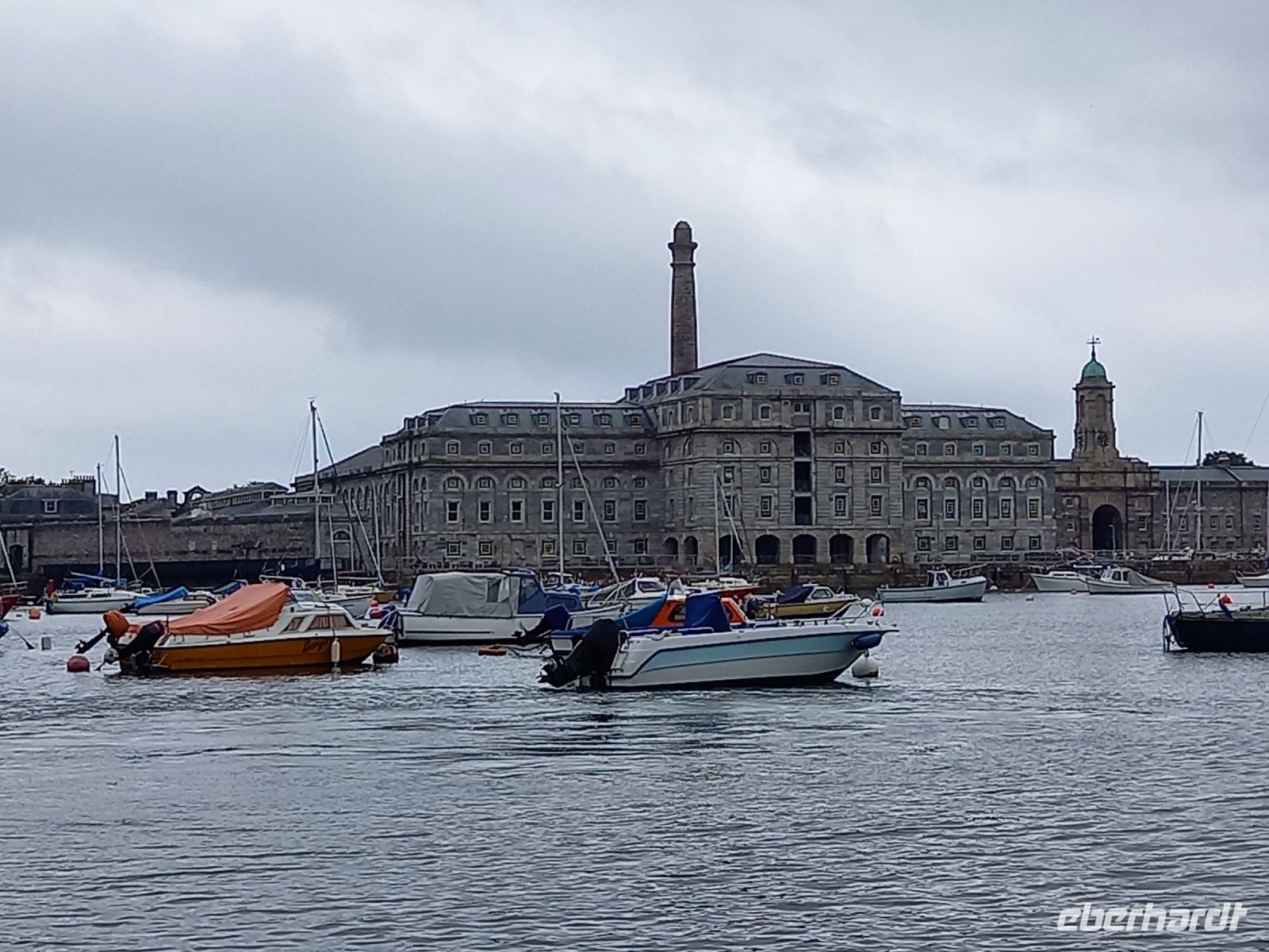 unterwegs auf der Fähre durch den Hafen von Plymouth mit alter Admiralität