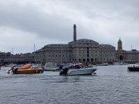 unterwegs auf der Fähre durch den Hafen von Plymouth mit alter Admiralität