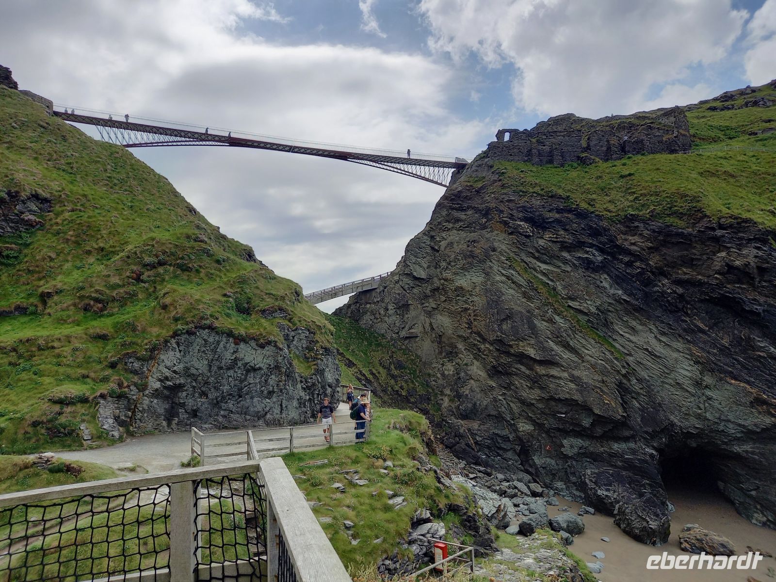 Burg von Tintagel - eine neue Brücke verbindet die beiden durch eine Schlucht geteilten Burgteile
