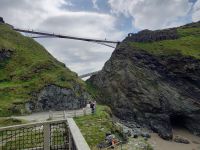 Burg von Tintagel - eine neue Brücke verbindet die beiden durch eine Schlucht geteilten Burgteile