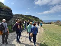 Gruppe unterwegs auf der Burg Tintagel