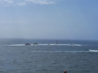 der vorgelagerte Leuchtturm wirkt immer brandungs-umtost