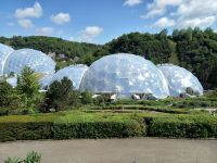 jede Kuppel birgt als Gewächshaus eine andere Vegetation