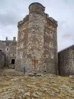 Nordseite Mittelturm Blackness Castle (im Film als Fort William)