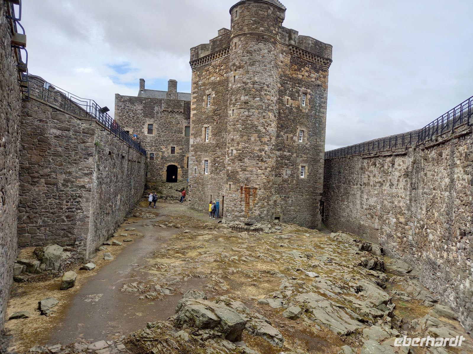 Innenhof Blackness Castle (im Film wird Jamie hier -in Fort William - ausgepeitscht)