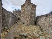 Innenhof Blackness Castle (im Film wird Jamie hier -in Fort William - ausgepeitscht)