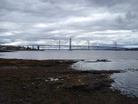 die beiden Straßenbrücken über den Firth of Fort von South Queensferry aus