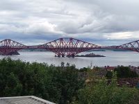 Eisenbahnbrücke über den Firth of Forth vom Viewpoint aus