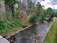 die torfgebräunten Zuflüsse geben dem Wasser von Loch Ness seine undurchdringliche Schwärze