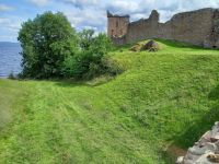 hier verlief der Burggraben der ansonsten von drei Seiten von Wasser umgebenen Burg Urqhardt Castle