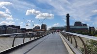 20220804 100714 über die Millenium Bridge zum Shakespeare Theatre