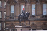 Nicht der Duke of WellingtGeofon, aber dennnoch ein Verkehrskegel auf dem Kopf: Prinz Albert - George Square, Glasgow