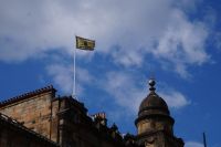 Das Merchants House am George Square in Glasgow, auf der Weltkugel ein Schiff, eine der vielen Referenzen an den Seehandel, der die Stadt groß gemacht hat.