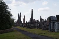 Der Kathedralturm von St. Mungo scheint sich in die Grabdenkmale einzureihen. 