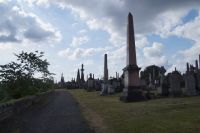 Der Kathedralturm von St. Mungos scheint sich in die Grabdenkmale einzureihen